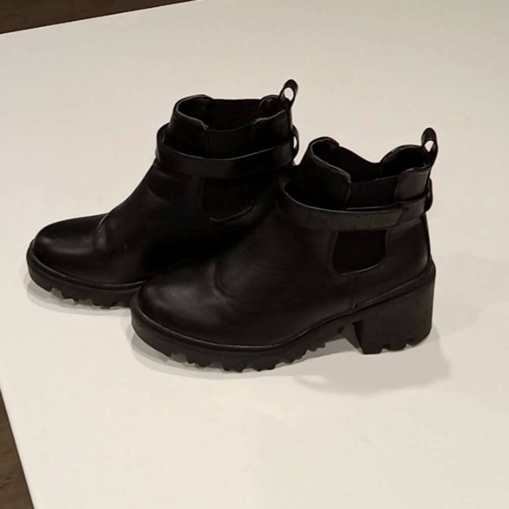 Brand Nicole Miller NEW YORK- Size 9- color black